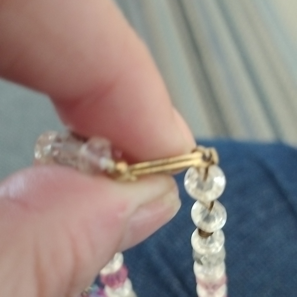 Vtg. Aurora Borealis Pink And White Single Strand Chooker With Gold Tone Clasp - Picture 2 of 5